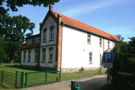 Amtsgebäude Einfahrt Mitarbeiterparkplatz August 2015 web Amtsgebäude Einfahrt Mitarbeiterparkplatz August 2015 web