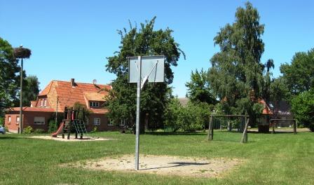 Spielplatz der Gemeinde Bentwisch "Albertsdorf" Kletterturm, Basketballanlage, 2 Fußballtore