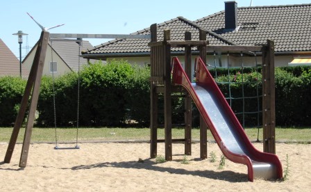 Spielplatz Gemeinde Bentwisch "Harmstorf" Kombi-Klettergerät mit Netz, Rutsche und Schaukel