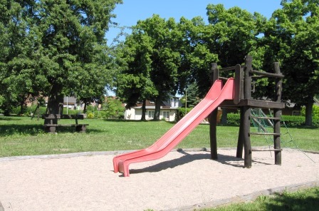 Spielplatz der Gemeinde Bentwisch "Albertsdorf" Kletterturm mit Netz und Rutsche