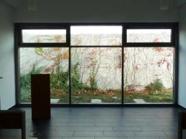 Feierhalle Bentwisch Blick durch das Fensten - P1060792 Feierhalle Bentwisch Blick durch das Fensten - P1060792