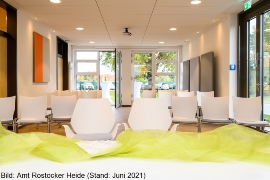 Blick vom Standesbeamtentisch in den Trauraum Blick vom Standesbeamtentisch in den Trauraum