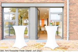 Blick von der Terrasse in den Trauraum Blick von der Terrasse in den Trauraum