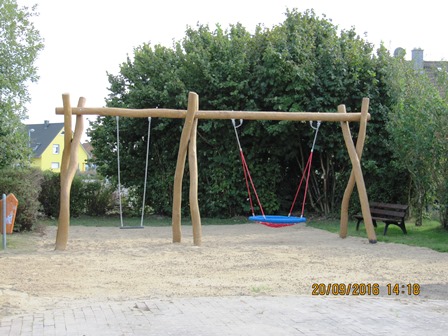Spielpatz "Fliederweg" in Rövershagen: Doppelschaukel