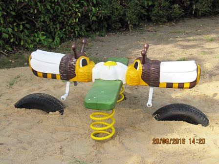 Spielplatz "Fliederweg" in Rövershagen: Federwippe "Bienenvolk"