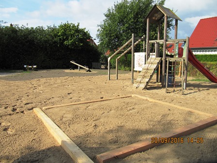 Spielplatz "Fliederweg" in Rövershagen: Federwippe "Bienenvolk", Wippe, Kletterturm, Sandkasten